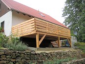 gro&szlig;er Holzbalkon